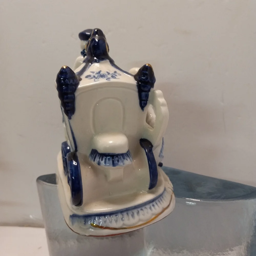 VICTORIAN Colonial Blue White Horse Carriage Figurine Porcelain Ceramic